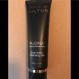 Paris Hilton Pro DNA dual action cleansing gel